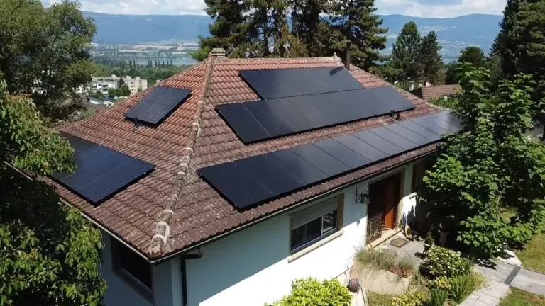 Maison individuelle équipée de panneaux solaires, avec le Léman en arrière-plan